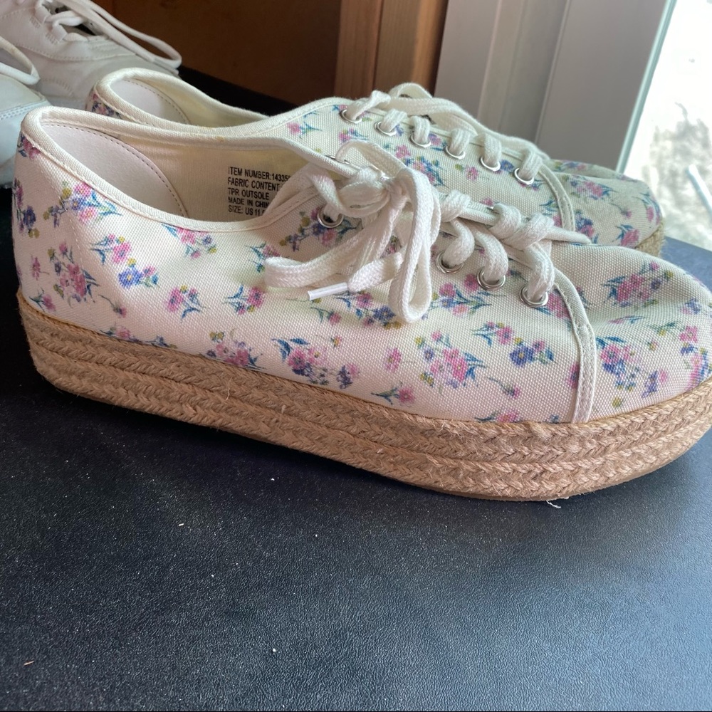 New never worn Torrid size 12 platform shoe with laces